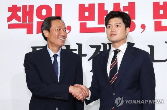 국민의힘 김용태 비상대책위원장(오른쪽)과 대통령실 우상호 정무수석이 10일 국회에서 만나 인사하고 있다. 연합뉴스